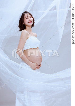 一位孕婦裹著白布,展現了寧靜祥和的孕育景象。 一位孕婦裹著白布,展現了寧靜祥和的孕育景象。 140401513