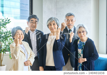 一張高階主管團隊的合影,照片中他們高舉拳頭,充滿熱情。 一張高階主管團隊的合影,照片中他們高舉拳頭,充滿熱情。 140401838