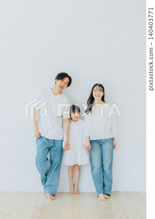 Family photo of a parent and child Family photo of a parent and child 140403771