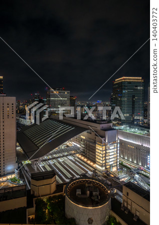 俯瞰大阪站和梅田摩天大樓的夜景 140403772