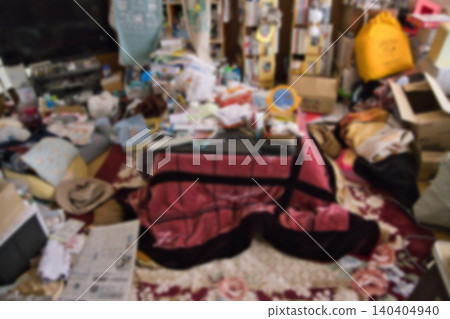 房間雜亂不堪，堆滿了東西；房間很髒；影像模糊。 140404940