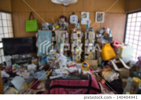房間雜亂不堪，堆滿了東西；房間很髒；影像模糊。 140404941