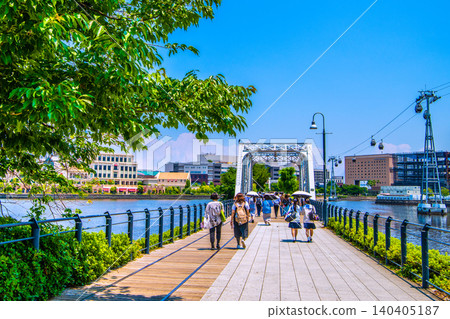 日本橫濱城市景觀改造…木棧道翻新工程竣工。 6月12日，在綠意盎然的映襯下，可以看到鐵路道口及其他區域。 140405187