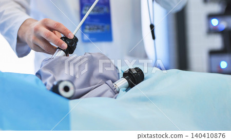 Surgeon training on laparoscopic surgery using advanced medical simulator Surgeon training on laparoscopic surgery using advanced medical simulator 140410876