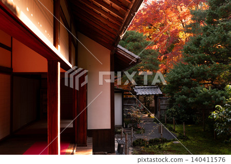 I photographed the autumn leaves at Jizoin Temple, commonly known as Takedera (Bamboo Temple), in Nishikyo Ward, Kyoto City. 140411576