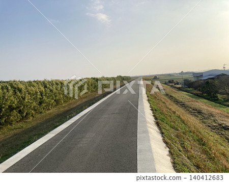 一條道路沿著薩迦平原的堤防延伸。 140412683