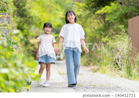 女孩們手牽手散步 女孩們手牽手散步 140412721