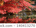 鮮紅的秋葉和池塘 140413270