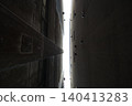 從建築物之間看到的藍天 140413283