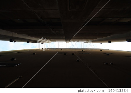 從建築物之間看到的藍天 140413284