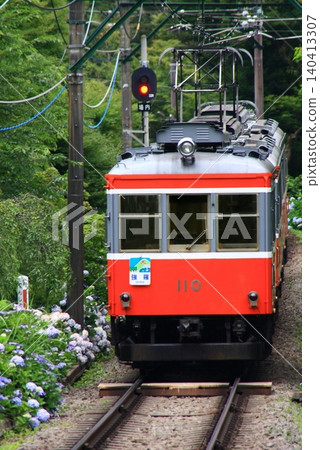一節 Moha 1 型列車車廂在綠意盎然的背景下飛馳而過。 一節 Moha 1 型列車車廂在綠意盎然的背景下飛馳而過。 140413307