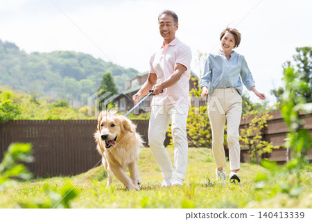 一對老年夫婦帶著心愛的狗狗享受旅行。 一對老年夫婦帶著心愛的狗狗享受旅行。 140413339