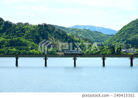 A diesel train crossing the full Kinshu Lake. A diesel train crossing the full Kinshu Lake. 140413381