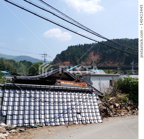 熊本地震引發的房屋倒塌和山崩造成的破壞 熊本地震引發的房屋倒塌和山崩造成的破壞 140413445