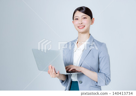 有筆記型電腦的女人 140413734