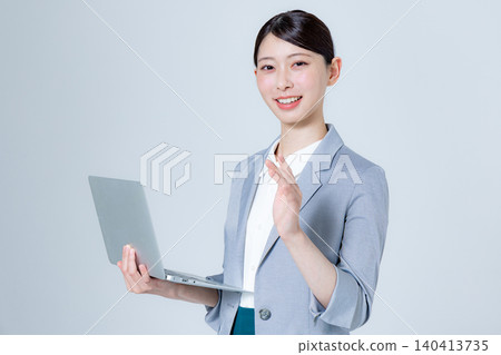 一位女士一邊說話一邊直視鏡頭。 140413735
