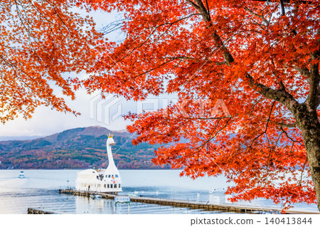 Lake Yamanaka in Yamanashi Prefecture, ablaze with autumn colors. 140413844