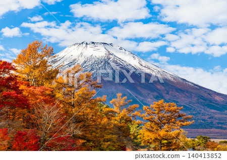 Lake Yamanaka in Yamanashi Prefecture, ablaze with autumn colors. Lake Yamanaka in Yamanashi Prefecture, ablaze with autumn colors. 140413852