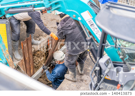 Seismic reinforcement work for combined sewer pipes (rehabilitation method), public sewer pipe construction, earth retention, sheet pile construction, earth retention excavation, hydraulic excavator. 140413873