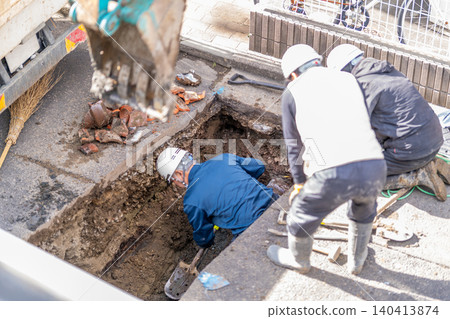 Seismic reinforcement work on combined sewer pipes (rehabilitation method), public sewer construction for public manholes and sewer pipes, excavation of buried objects, manual labor, shovel, ceramic pipes, aging. 140413874