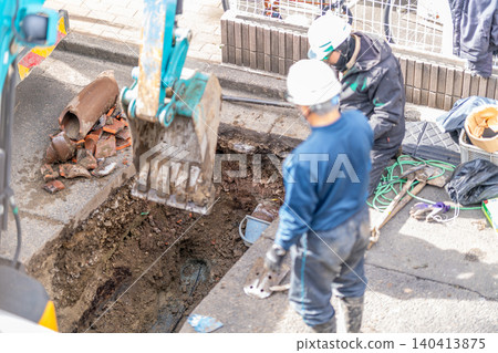 Seismic reinforcement work on combined sewer pipes (rehabilitation method), public sewer pipe construction, excavation of buried structures, hydraulic excavator, shovel, ceramic pipes, aging. 140413875