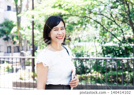 中年女性通勤上班 140414102
