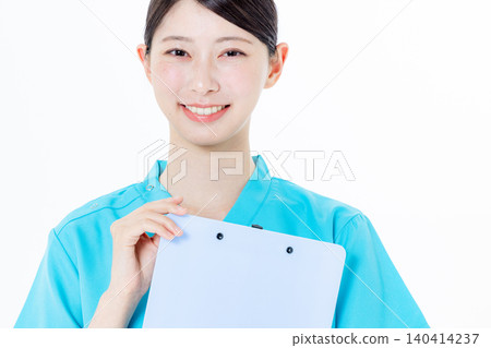 一位年輕的護士 140414237