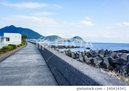 海岸線上靜謐的防波堤，以及周圍山脈的優美景色。 140414341