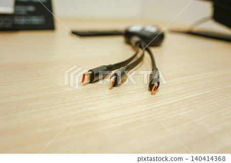一款方便的多接口充電線。 一款方便的多接口充電線。 140414368