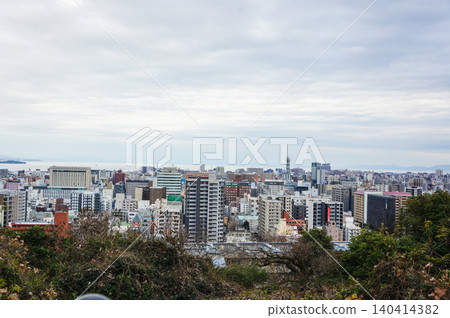從山頂俯瞰沿海城市景觀。 從山頂俯瞰沿海城市景觀。 140414382