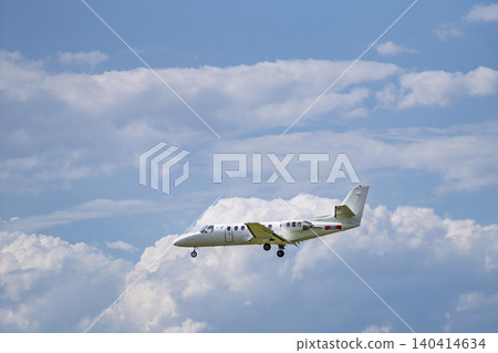 仙台機場上空藍天,飛機降落,宮城縣名取市 仙台機場上空藍天,飛機降落,宮城縣名取市 140414634
