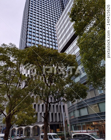 這裡是大阪站週邊地區。這裡高樓林立,構成了一幅獨特的城市景觀,但每棟建築都有其獨特的風格,我們可以從建築師身上學到很多。 這裡是大阪站週邊地區。這裡高樓林立,構成了一幅獨特的城市景觀,但每棟建築都有其獨特的風格,我們可以從建築師身上學到很多。 140415626