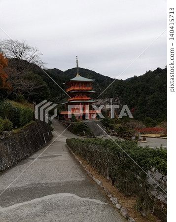 這張照片主要展現了那智瀑布周圍的景色，以那智山聖東寺的三層寶塔為中心。 140415713