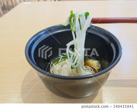 筷子彷彿在召喚你,去品嚐素麵的爽滑清爽口感。 筷子彷彿在召喚你,去品嚐素麵的爽滑清爽口感。 140415841