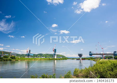 從枚方市一側看到的正在興建中的新名神高速公路。大阪府高槻市。枚方市。 140416173
