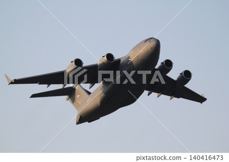 一架C-17運輸機起飛 一架C-17運輸機起飛 140416473
