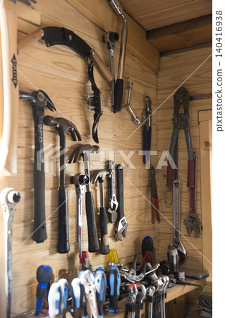 牆上掛著許多工具。 牆上掛著許多工具。 140416938
