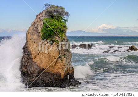 The Tateishi rock formation in Akiya, Yokosuka, is struck by fierce white waves, while Mount Fuji remains snow-capped. The Tateishi rock formation in Akiya, Yokosuka, is struck by fierce white waves, while Mount Fuji remains snow-capped. 140417022