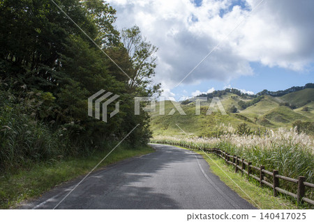 Pampas grass fields and rolling hills in Tonomine Plateau, Kamikawa Town, Hyogo Prefecture Pampas grass fields and rolling hills in Tonomine Plateau, Kamikawa Town, Hyogo Prefecture 140417025
