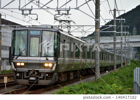 在JR京都線上運行的223系列新型高速12車 在JR京都線上運行的223系列新型高速12車 140417182