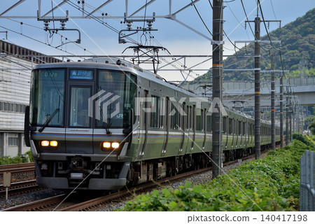 在JR京都線上運行的223系列新型高速12車 在JR京都線上運行的223系列新型高速12車 140417198