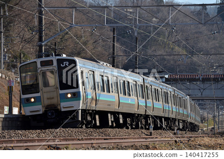 Six 211 series local trains running on the Chuo Main Line Six 211 series local trains running on the Chuo Main Line 140417255