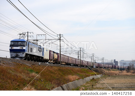 EF210-18 型貨櫃貨運列車正在東海道線上行駛 EF210-18 型貨櫃貨運列車正在東海道線上行駛 140417258