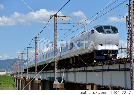 東海道線上運行的 281 系列 Kanku 特快 Haruka 6 車 東海道線上運行的 281 系列 Kanku 特快 Haruka 6 車 140417267