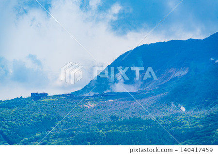 [Kanagawa Prefecture] Lake Ashi in Hakone, the central crater cone, and Owakudani with its rising volcanic smoke. 140417459