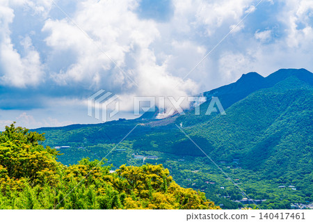 [Kanagawa Prefecture] Lake Ashi in Hakone, the central crater cone, and Owakudani with its rising volcanic smoke. 140417461