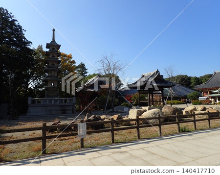 Yashima-ji Temple is a Shingon sect temple of the Omuro school located on the southern peak of Yashima in Takamatsu City, and was founded by the monk Eiun Risshi of the Kaidan-in of Todai-ji Temple. Yashima-ji Temple is a Shingon sect temple of the Omuro school located on the southern peak of Yashima in Takamatsu City, and was founded by the monk Eiun Risshi of the Kaidan-in of Todai-ji Temple. 140417710