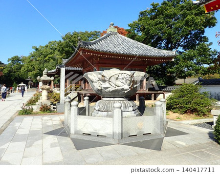 屋島寺是位於高松市屋南峰的大室派真言宗寺廟，由東大寺戒壇院僧侶永雲利志創建。 140417711