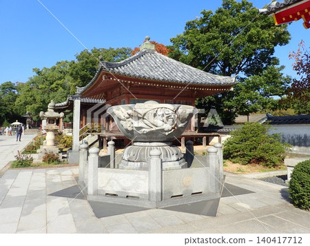屋島寺是位於高松市屋南峰的大室派真言宗寺廟,由東大寺戒壇院僧侶永雲利志創建。 屋島寺是位於高松市屋南峰的大室派真言宗寺廟,由東大寺戒壇院僧侶永雲利志創建。 140417712
