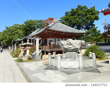 屋島寺是位於高松市屋南峰的大室派真言宗寺廟,由東大寺戒壇院僧侶永雲利志創建。 屋島寺是位於高松市屋南峰的大室派真言宗寺廟,由東大寺戒壇院僧侶永雲利志創建。 140417713